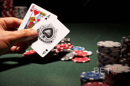 Все, что вам нужно знать об онлайн-покере в {YEAR}